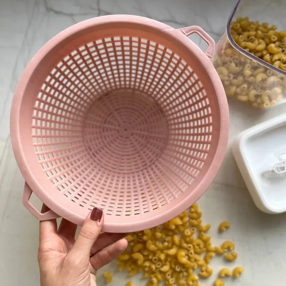Contenedores y utensilios de cocina Gemplast sobre una mesada