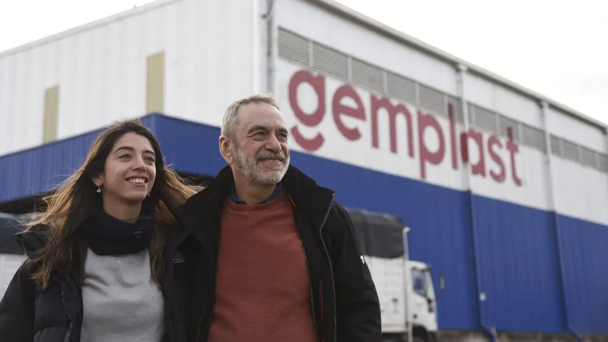Dos integrantes de la familia Geminelli frente a la nave de Gemplast en Pérez