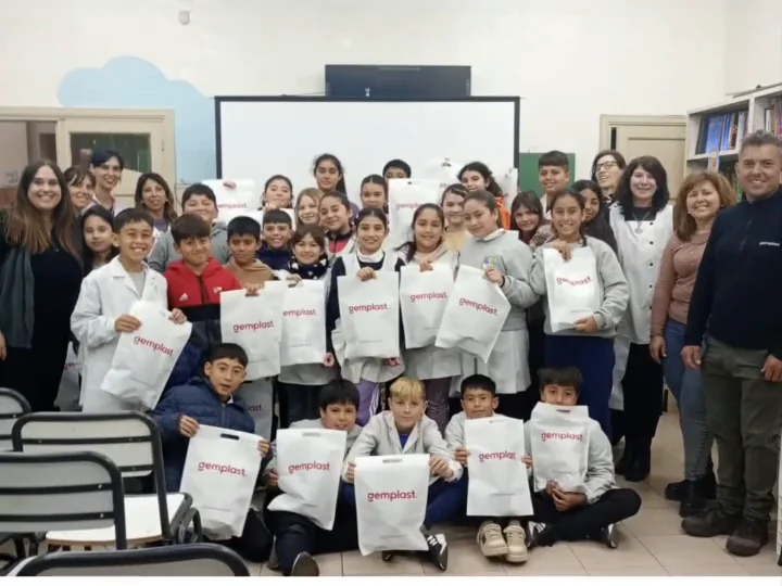 Alumnos de una escuela de la zona junto al equipo de Gemplast, al cierre de una visita del programa Gemplast hace escuela