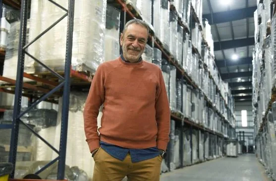 Foto de archivo de los primeros años de Geminelli S.A.: un pasillo de depósito con producto en estiba