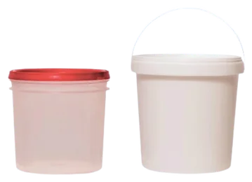 Pote con tapa roja y balde blanco con asa