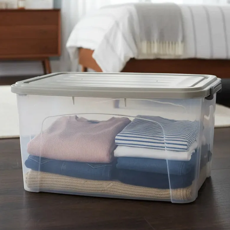 Caja organizadora plástica con tapa, con ropa doblada, en un dormitorio
