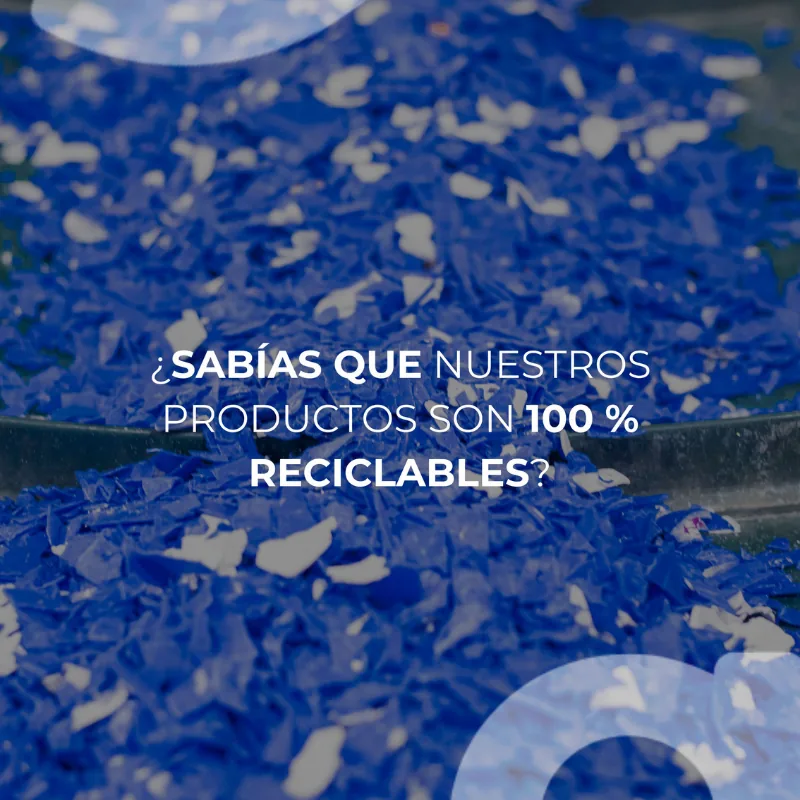 Escamas de plástico molido, azules y blancas, avanzando sobre una cinta. Sobre la foto, la leyenda «¿Sabías que nuestros productos son 100 % reciclables?»