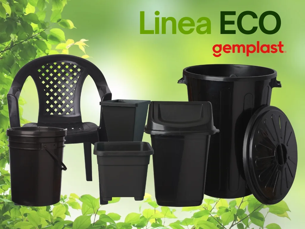 Los productos de la Línea Eco de Gemplast, todos en negro: silla, balde con manija, dos macetas cuadradas, cesto con tapa vaivén y tacho con tapa. Sobre la imagen, la leyenda «Línea ECO»